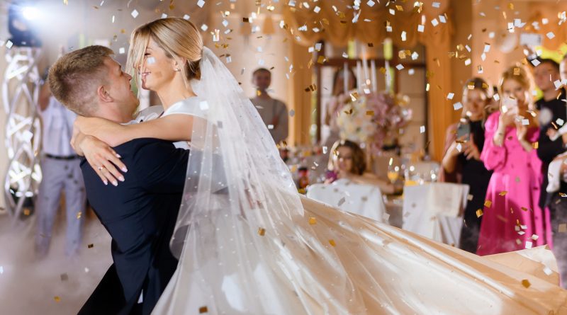 Fotografar um Casamento é um serviço que exige muita responsabilidade, dedicação e qualidade. Mas como definir o preço justo pelo seu trabalho? Quais são os fatores que influenciam o valor de um fotógrafo de casamento? Como se destacar no mercado e atrair mais clientes?