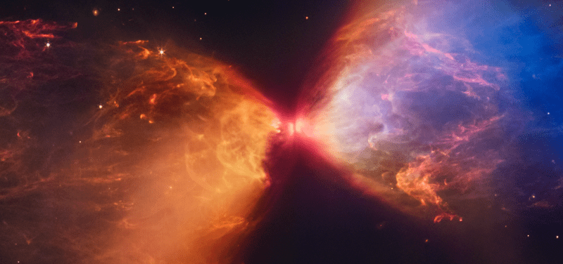 A imagem que você enviou retrata uma cena celestial. No centro, há uma luz branca brilhante com tons de vermelho, cercada por formações simétricas azuis e nuvens que se estendem para o espaço escuro. Pontos de luz em várias cores estão dispersos, sugerindo estrelas ou outros corpos celestes distantes. Essa imagem captura a vastidão e o mistério dos fenômenos espaciais